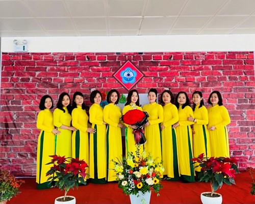 Cán bộ, giáo viên, nhân viên nữ trường Mầm Non Gia Quất hưởng ứng tuần lễ áo dài. Tôn vinh nét đẹp truyền thông của dân tộc Việt Nam