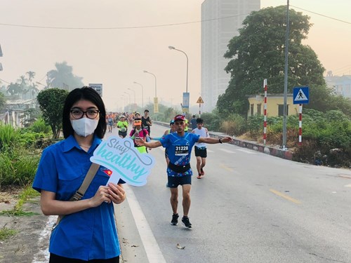 Chi đoàn trường mầm non Gia Quất tham gia hỗ trợ giải chạy marathon Long Biên năm 2022.