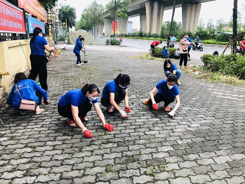Chi đoàn trường mầm non Gia Quất tham gia cuộc phát động giữ gìn vệ sinh môi trường trên địa bàn quận chào mừng Đại hội Thể thao Đông Nam Á (Sea Game 31) được tổ chức tại Việt Nam.