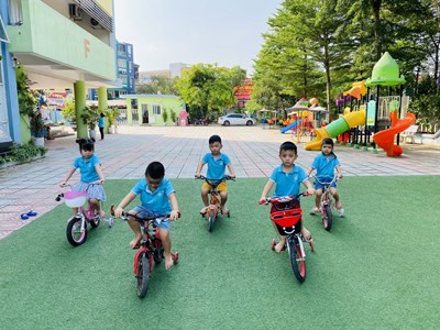Các bạn nhỏ lớp MGN B1 cùng nhau đua xe đạp