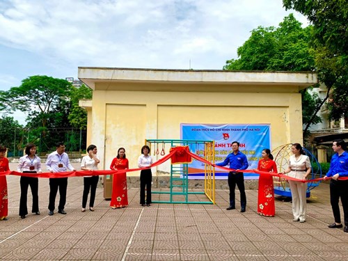 Chi đoàn mầm non Gia Quất tham gia hỗ trợ Khánh thành công trình “Sân chơi thiếu nhi” tại Tổ 20 phường Thượng Thanh