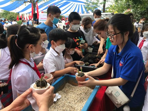 Chi đoàn mầm non Gia Quất tham gia hỗ trợ Hoạt động đổi giấy lấy cây xanh và thu gom Pin phế liệu tại sân trường THCS Thượng Thanh