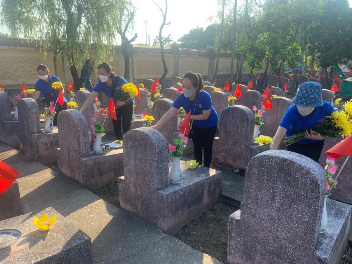 Chi đoàn trường mầm non Gia Quất tham dự Lễ dâng hương, thắp nến tri ân nhân kỉ niệm 75 năm Ngày Thương binh - Liệt sỹ (27/07/1947 - 27/07/2022) tại nghĩa trang Yên Viên.