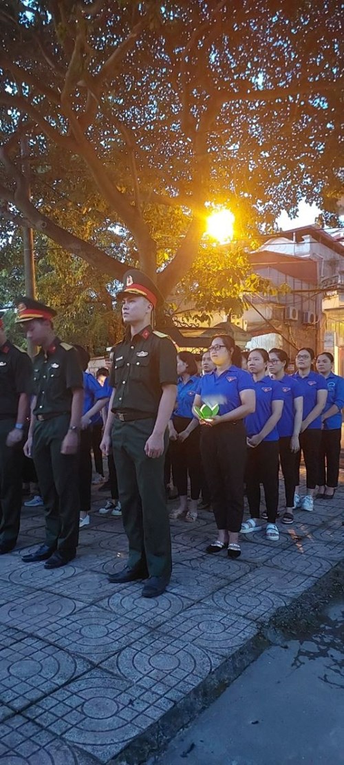 Chi đoàn trường mầm non Gia Quất tham gia Thắp nến tri ân các anh hùng liệt sĩ tại Đài tưởng niệm các anh hùng liệt sĩ Phường Thượng Thanh