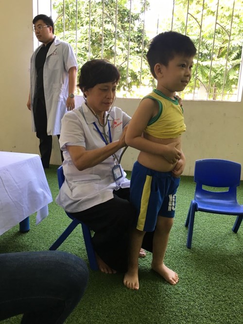 Trường mầm non Gia Thượng phối hợp với Trạm y tế Ngọc Thụy khám sức khoẻ định kì cho học sinh