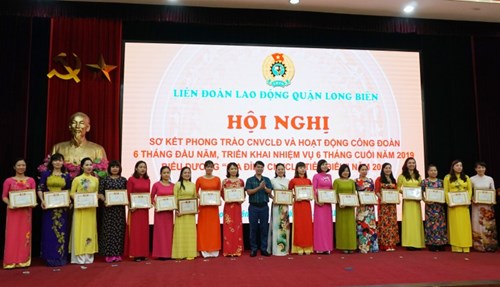Cô giáo Nguyễn Thị Ngọc Luyến – Phó hiệu trưởng Trường mầm non Gia Thượng nhận khen thưởng “Gia đình công nhân viên chức lao động tiêu biểu năm 2019” do liên đoàn lao động quận Long Biên trao tặng.