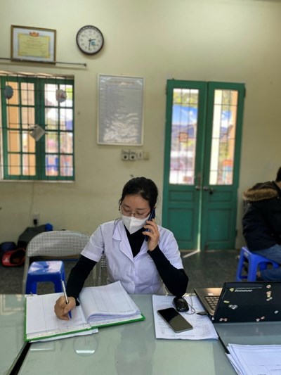 Cô Nguyễn Thị Nga - Nhân viên y tế trường mầm non Gia Thượng tham gia trong công tác phòng chống dịch Covid-19