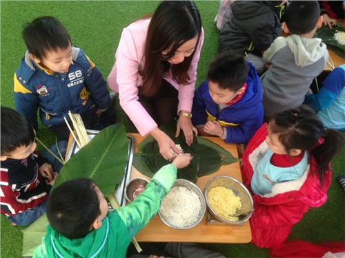 Trường mầm non Gia Thượng tổ chức ngày hội - Bé làm quen với quy trình gói bánh chưng