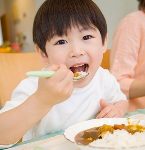 Sai lầm khi cho bé tập ăn cơm
