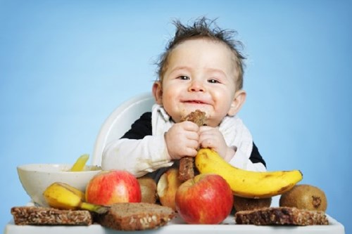 Cách cho bé ăn trái cây hiệu quả