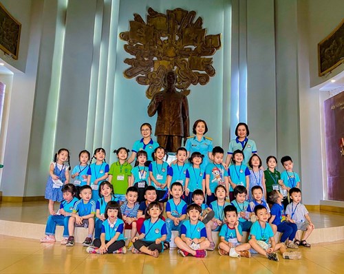 Các bé B3 thăm quan Bảo tàng Phòng không - không quân và Nhà hát múa rối Việt Nam 