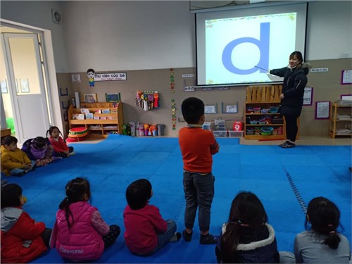Các bé lớp MGL A1 với tiết học cho trẻ làm quen chữ cái b, d, đ!
