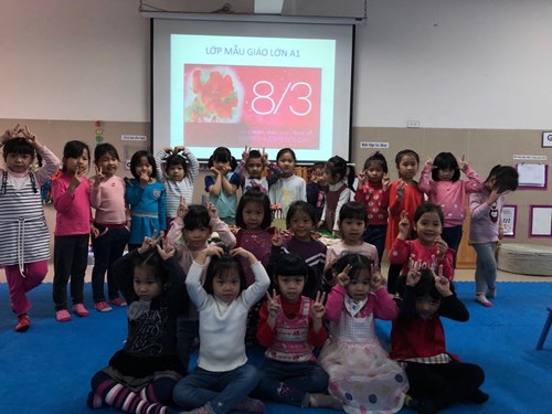 Các bé lớp MGL A1 mừng ngày  Ngày Quốc tế Phụ Nữ 8/3  .