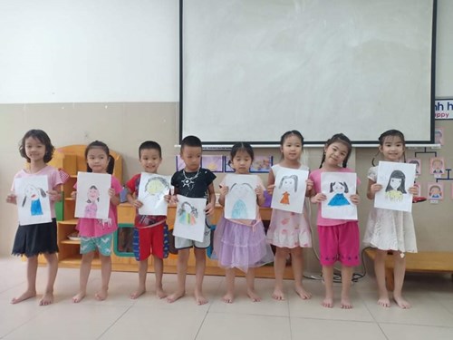Các bé lớp MGL A1 với hoạt động tạo hình:   Vẽ chân dung cô giáo 