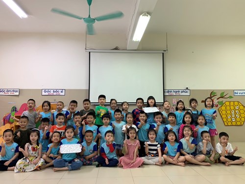 Các bé lớp MGL A1 với hoạt động trải nghiệm nặn bánh trôi  trong ngày Tết Hàn thực.