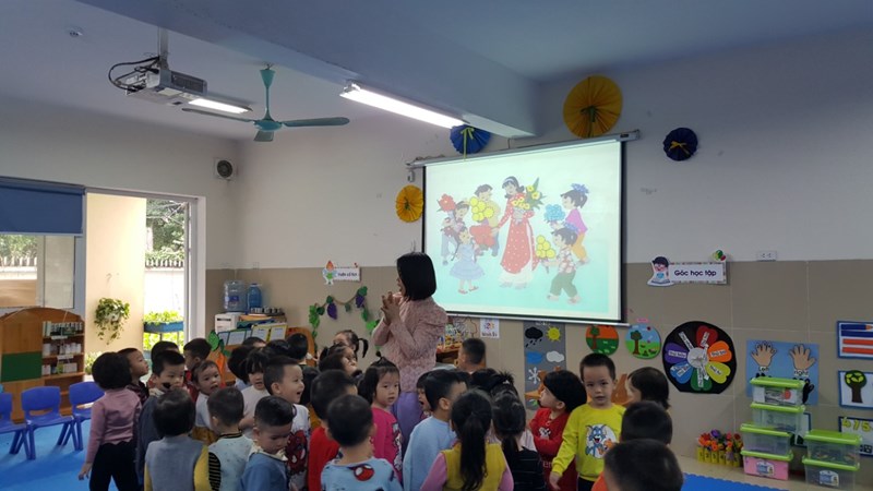 Cô và trò lớp MGB C4 chào mừng ngày nhà giáo Việt Nam!