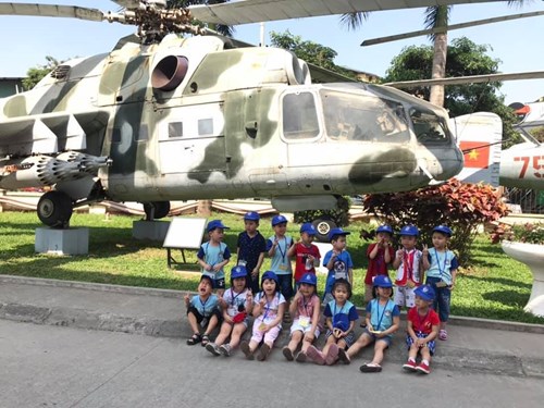 Cùng các bé lớp Mẫu giáo nhỡ B5 tham quan Bảo tàng Phòng không-không quân và Rạp múa rối cạn nhé!
