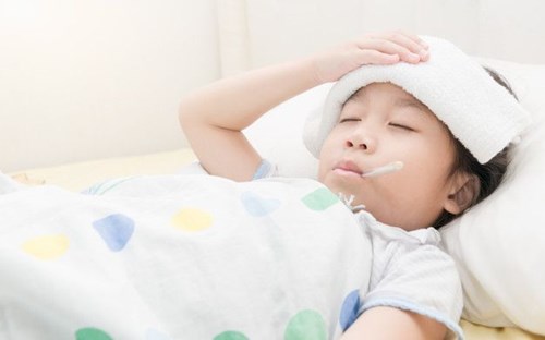 Ở từng tình trạng, ba mẹ cần làm gì khi trẻ bị sốt