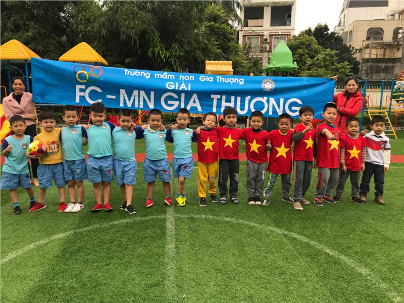 Các bé lớp MGL A5 tham gia đá bóng giao lưu cùng các các bạn nhỏ lớp MGL A4!