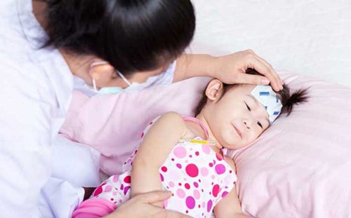 Làm gì và không nên làm gì khi trẻ bị sốt?