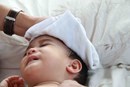Chăm sóc trẻ bị sốt virut: mẹ đã biết cách?