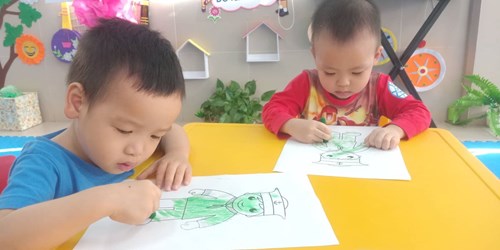 Chào mừng ngày quân đội Nhân dân Việt Nam 22/12, các bạn nhỏ lớp nhà trẻ D1 tham gia tiết học tạo hình: Di màu chú bộ đội