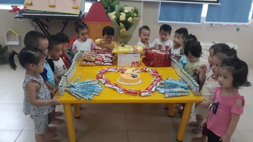 Lớp nhà trẻ D1 chào mừng ngày quốc tế Phụ Nữ Việt Nam 20-10  và mừng sinh nhật các bạn tháng 7,8,9,10