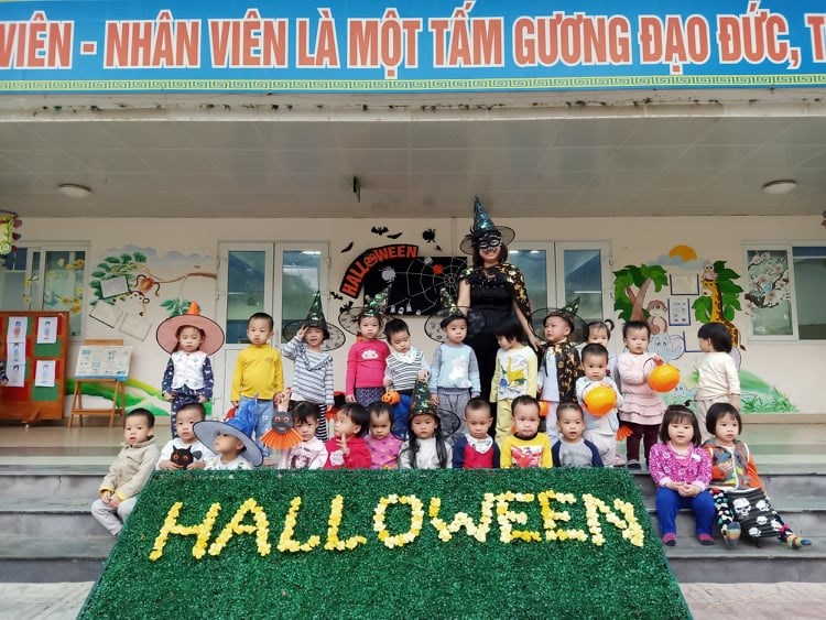 Các bé nhà trẻ D1 hào hứng với lễ hội hóa trang Halloween.