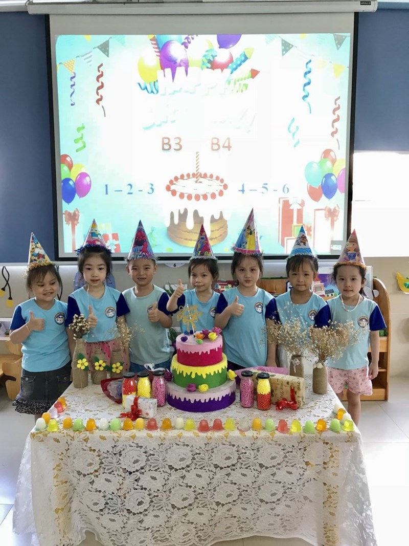 Các bạn nhỏ lớp MGN B4 hào hứng tham gia tiệc  Buffet chúc mừng sinh nhật các bé 1,2,3,4,5,6 và vui tết thiếu nhi 1/6