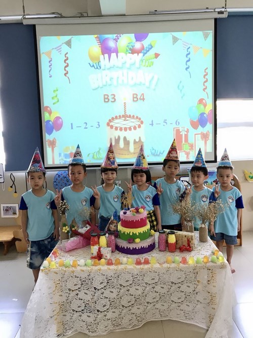 Các bé lớp MGN B4 tham dự sinh nhật ở lớp