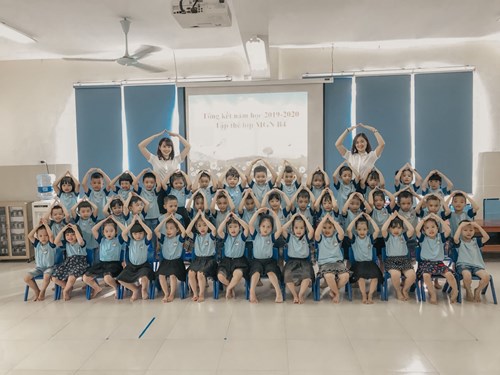 Các bạn nhỏ lớp MGN B4 hào hứng tham gia lễ tổng kết năm học 2019- 2020