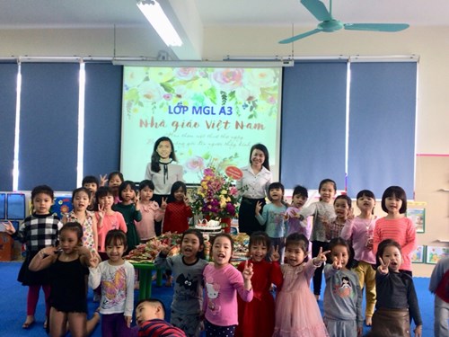 Các bạn lớp MGL A3 chào mừng ngày nhà giáo Việt nam 20/11 !