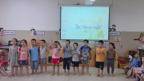 Cùng các bạn lớp MGL A2 tham gia giờ học làm quen văn học với bài thơ  Bàn tay cô giáo nhé !