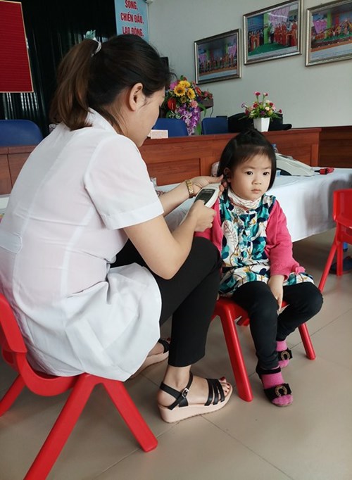 Trường mầm non Gia Thượng phối hợp với Phòng DSKHHGĐ của quận Long Biên khám sàng lọc khiếm thính cho học sinh trong trường