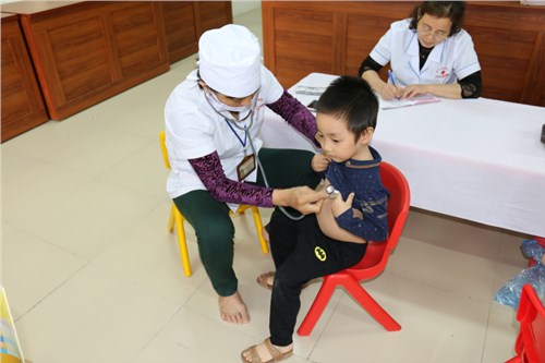 Trường mầm non Gia Thượng phối hợp với trạm y tế Ngọc Thuỵ tổ chức khám sức khoẻ lần 2 cho học sinh trong trường