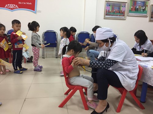 Trường mầm non Gia Thượng phối hợp với Trạm Y tế phường Ngọc Thụy tổ chức khám sức khỏe cho học sinh