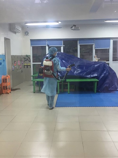 Trường mầm non Gia Thượng phun thuốc diệt muỗi phòng bệnh sốt xuất huyết cho trẻ 