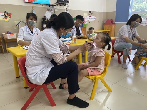 Trường mầm non Gia Thượng phối hợp với Trạm Y tế phường Ngọc Thụy tổ chức khám sức khỏe cho học sinh
