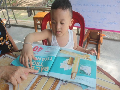 Bé trai 2,5 tuổi đã biết đọc tiếng Việt và tiếng Anh