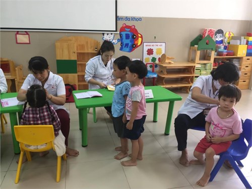 Trường mầm non Gia Thượng phối hợp với Trạm y tế phường Ngọc Thụy tổ chức khám sức khỏe định kỳ lần 1 cho trẻ trong năm học 2017-2018.