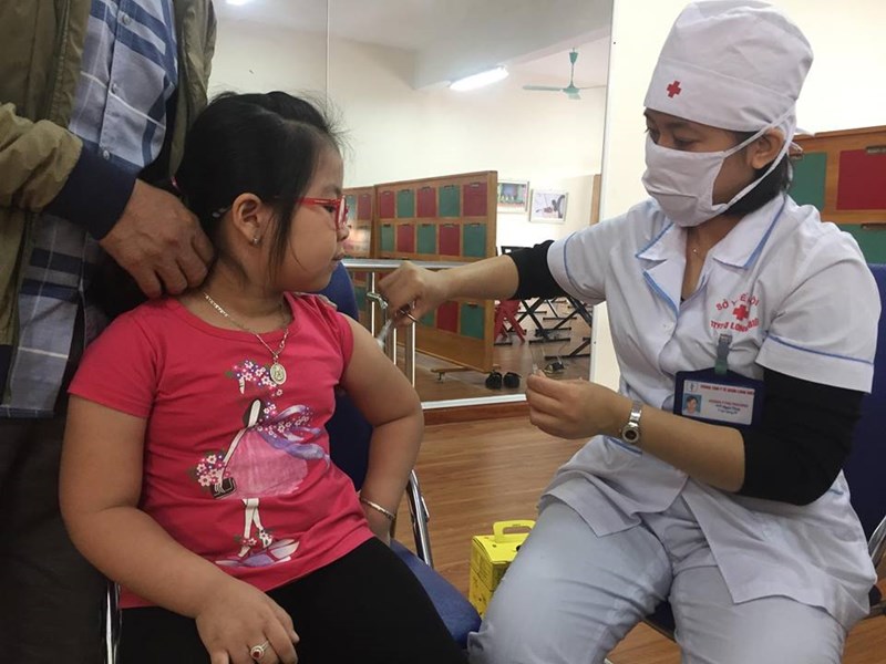 Trường mầm non Gia Thượng phối hợp với Trạm y tế phường Ngọc Thụy tổ chức chiến dịch tiêm bổ sung vắcxin Sởi- Rubella cho trẻ từ 1- 5 tuổi