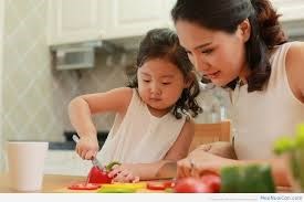 Hình ảnh bé học nấu ăn với mẹ