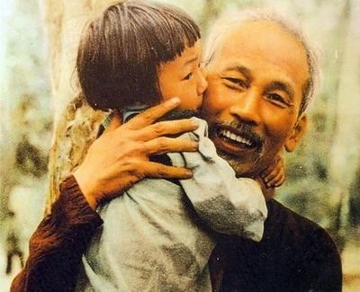 Ai yêu bác Hồ Chí Minh hơn thiếu niên nhi đồng