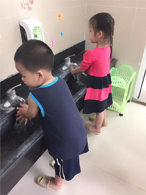 Hoạt động rửa tay, lau mặt của bé trước khi ăn