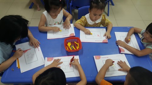 Cùng các bé lớp MGB C4 đến với giờ học tạo hình   Tô màu lá cờ Việt Nam   nhé
