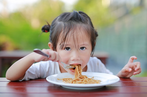 2 NÊN, 2 TRÁNH để bố mẹ nuôi dưỡng những đứa trẻ ăn uống khỏe mạnh