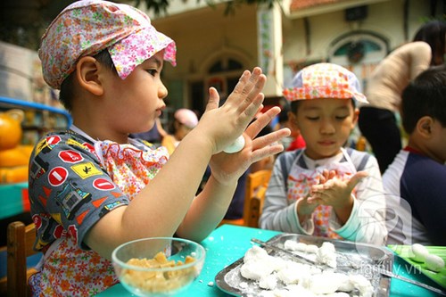 Hình ảnh bé làm bánh trôi, bánh chay trong ngày Tết Hàn thực