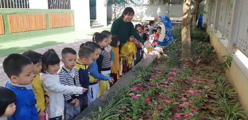 Cùng các bé lớp MGN B3 đi thăm vườn hoa nào!