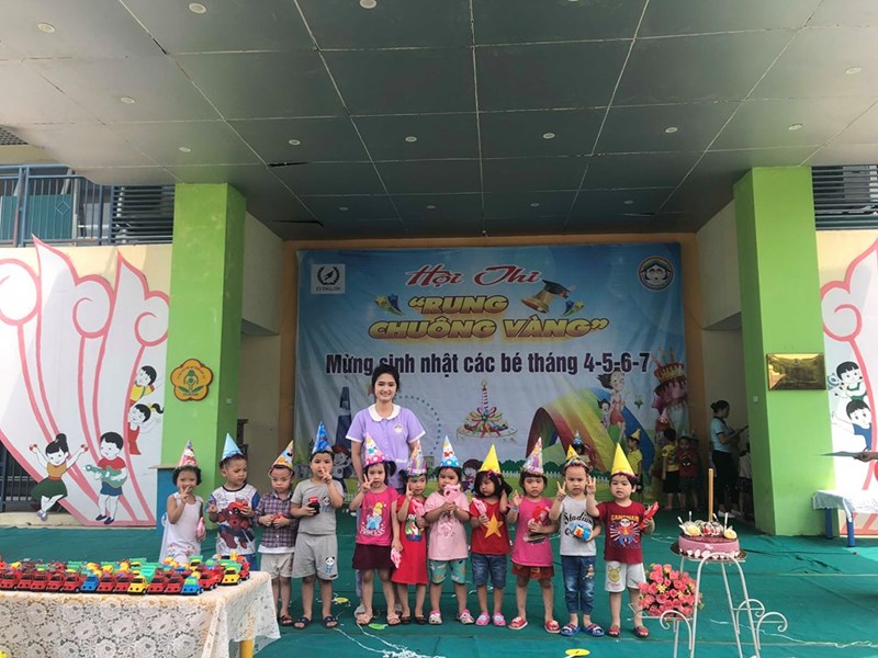 Cùng các bạn nhỏ lớp MGB C2 tham gia cổ vũ hội thi  Rung chuông vàng  và mừng sinh nhật các bé tháng 4,5,6,7