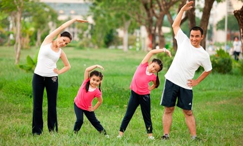 Bé cùng bố mẹ tập thể dục giữ gìn sức khỏe!